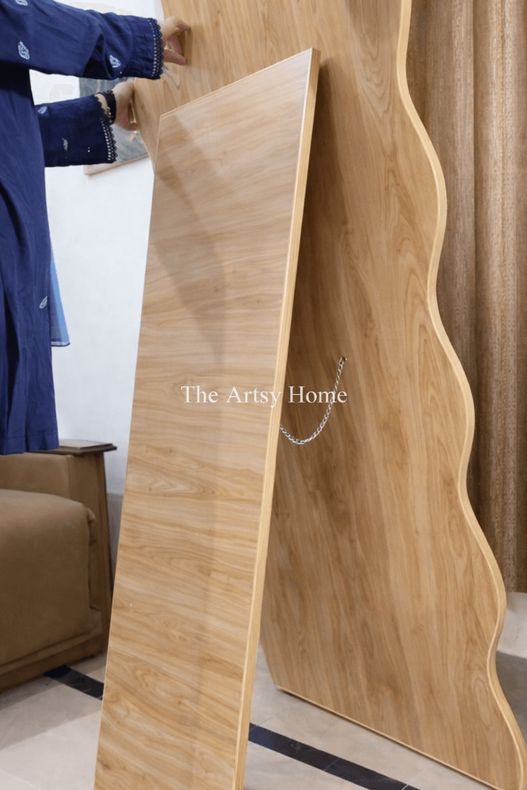 Luxury Wavy Floor Mirror 6×2 ft – Wooden Stand | Premium Finish
